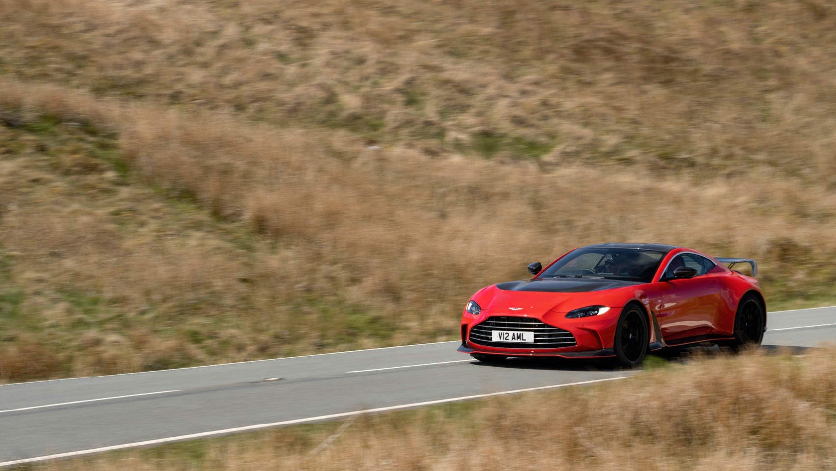 Aston Martin V12 Vantage na drodze