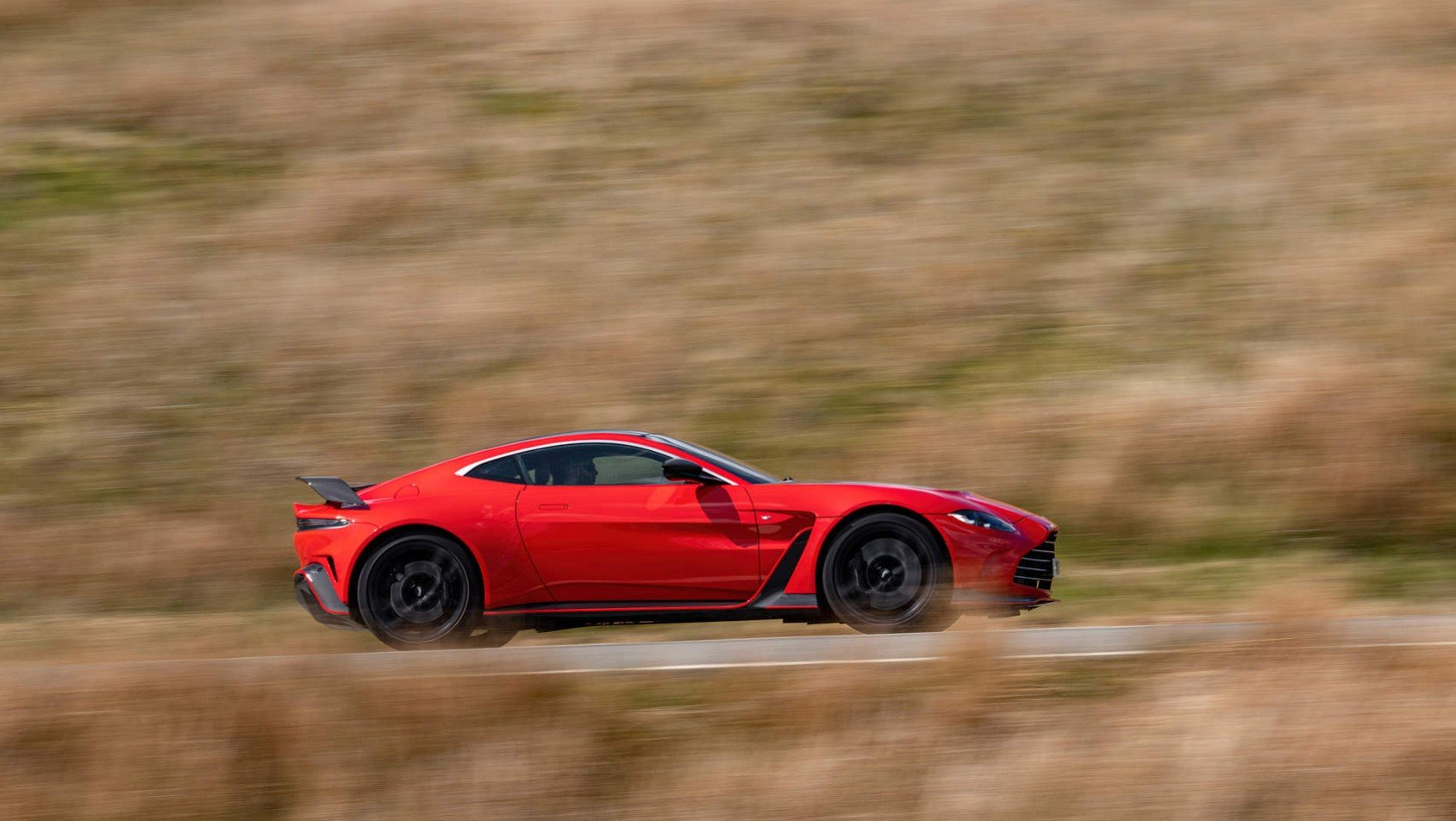 Aston Martin V12 Vantage z boku