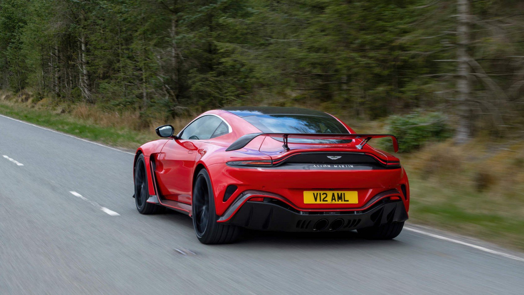 Aston Martin V12 Vantage sylwetka z tyłu