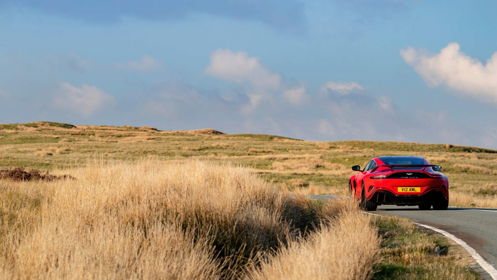 Aston Martin V12 Vantage z tyłu