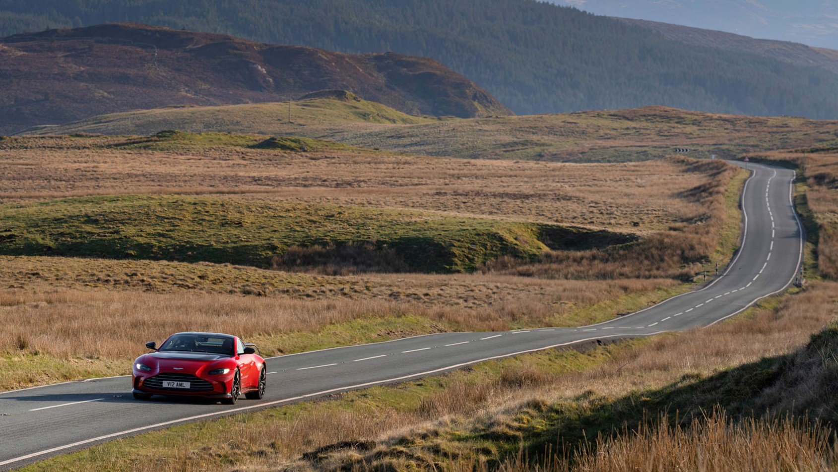 Aston Martin V12 Vantage na tle gór