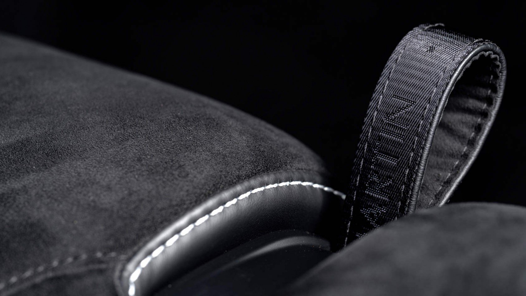 Aston Martin V12 Vantage detal