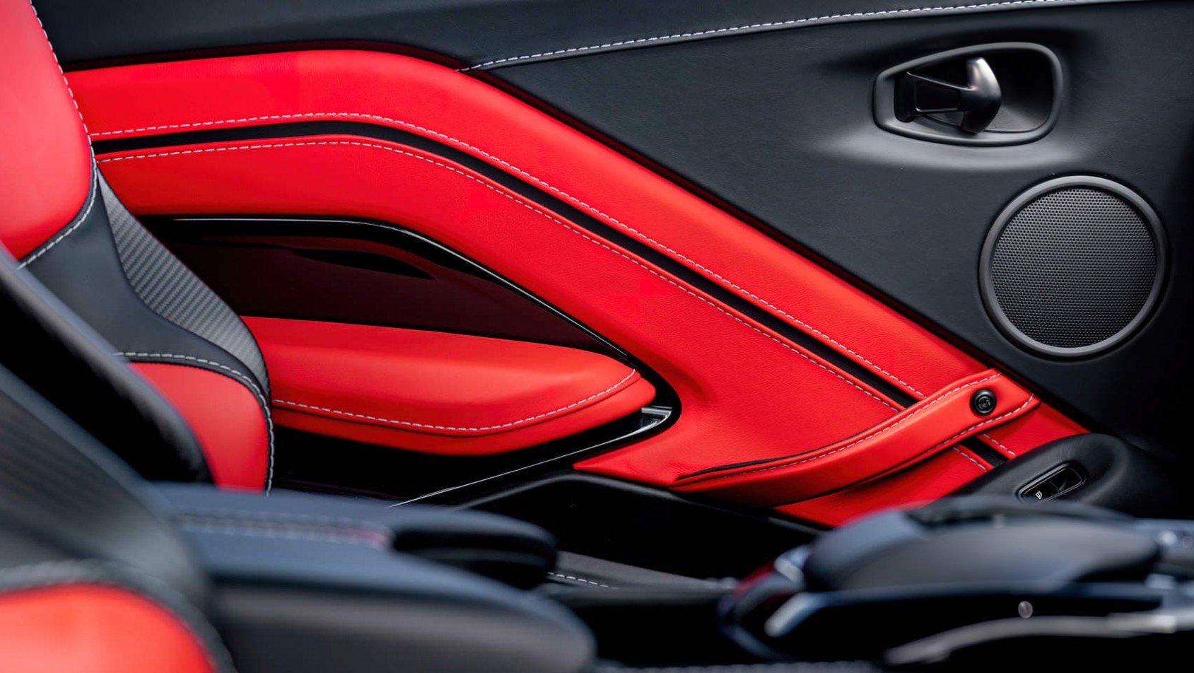 Aston Martin V12 Vantagedrzwi od wewnątrz