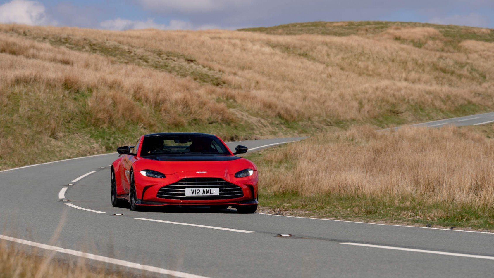 Aston Martin V12 Vantage za zakrętem