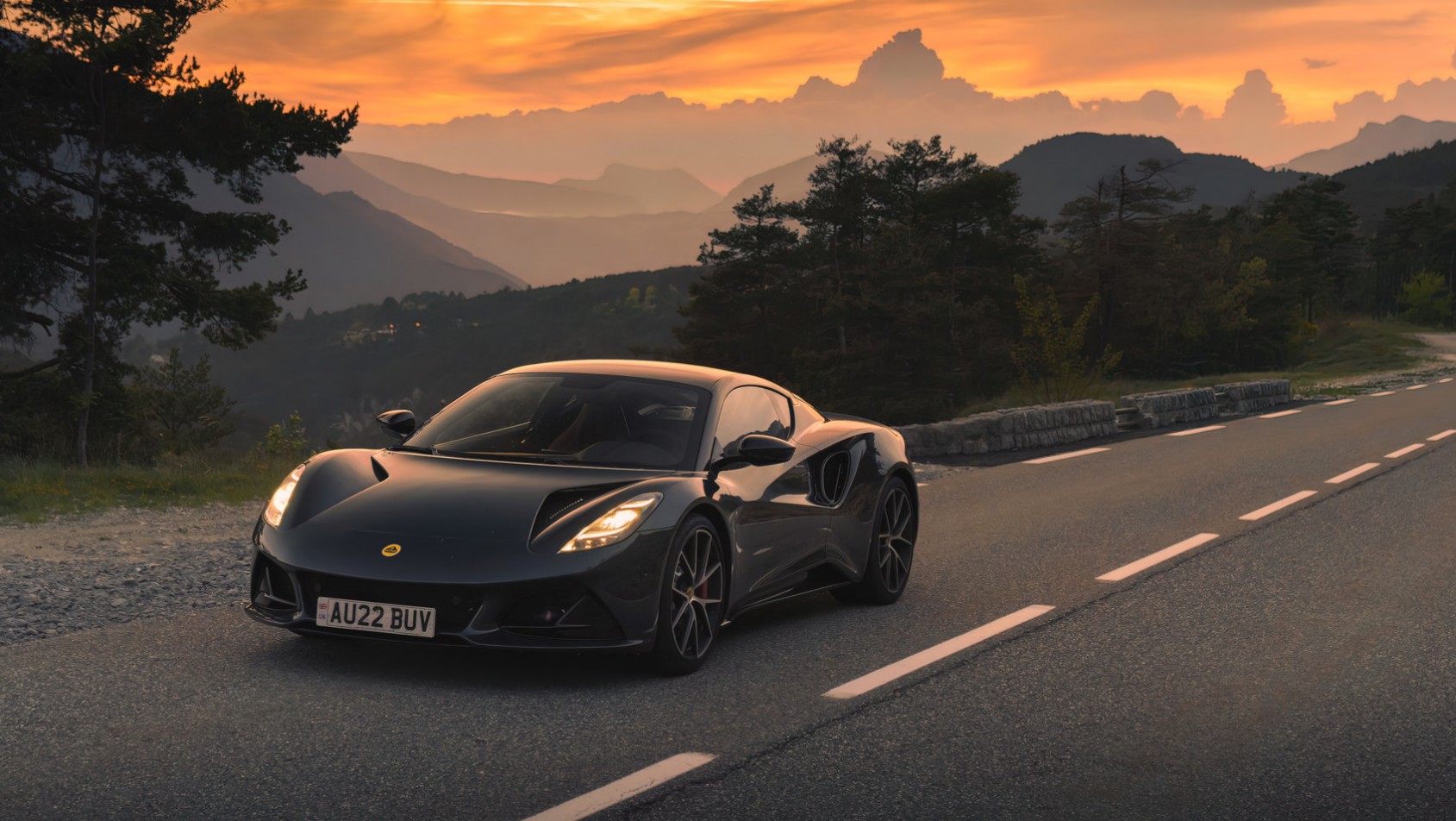 Lotus Emira 2022 o zachodzie słońca