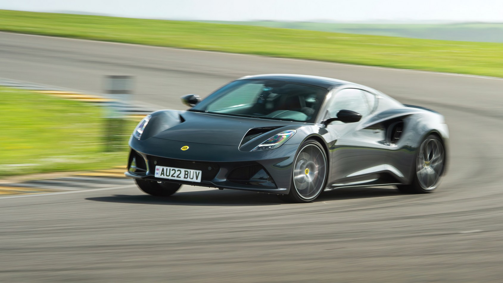 2022 Lotus Emira na torze podczas testów