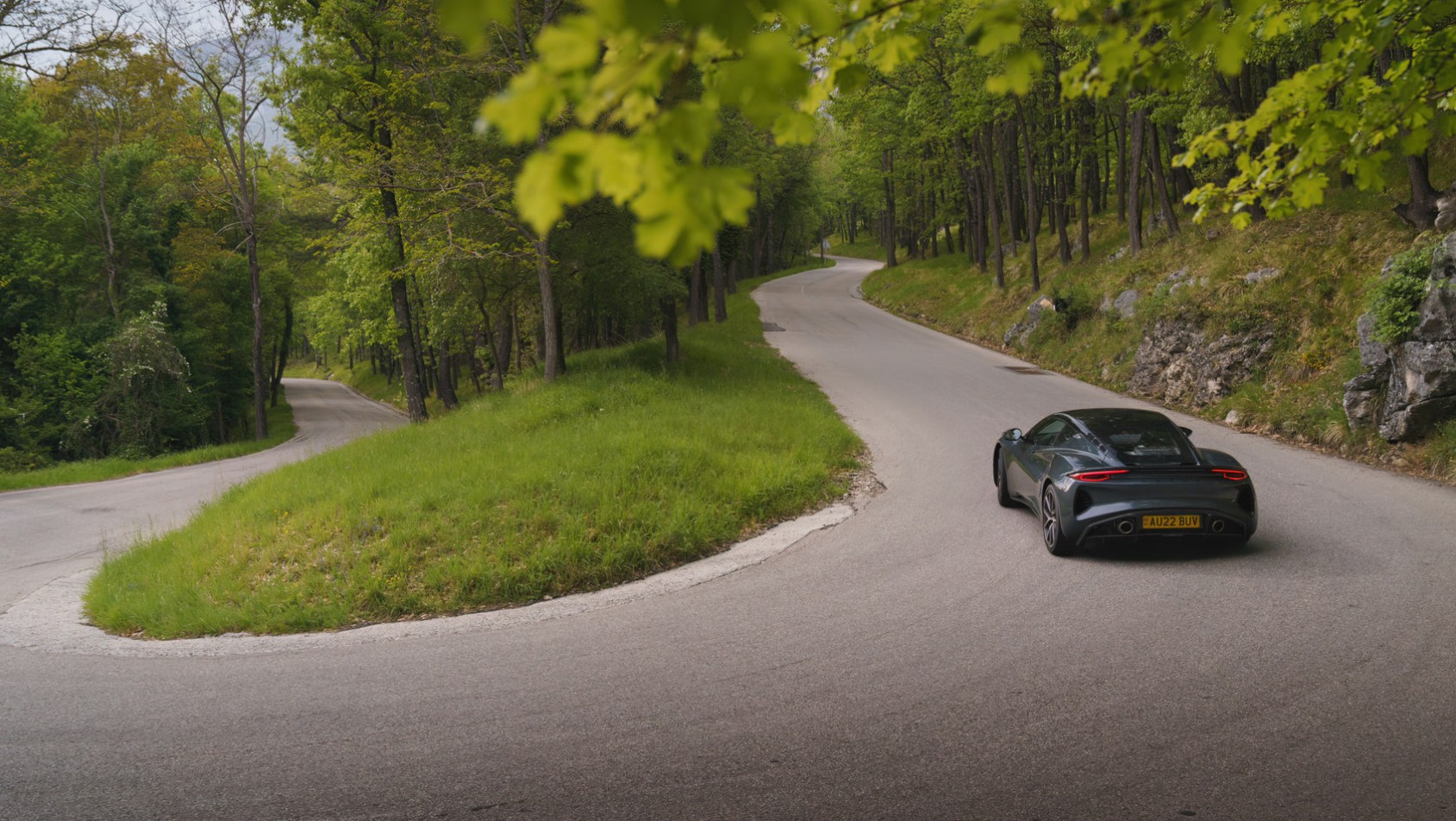 2022 Lotus Emira na zakręcie