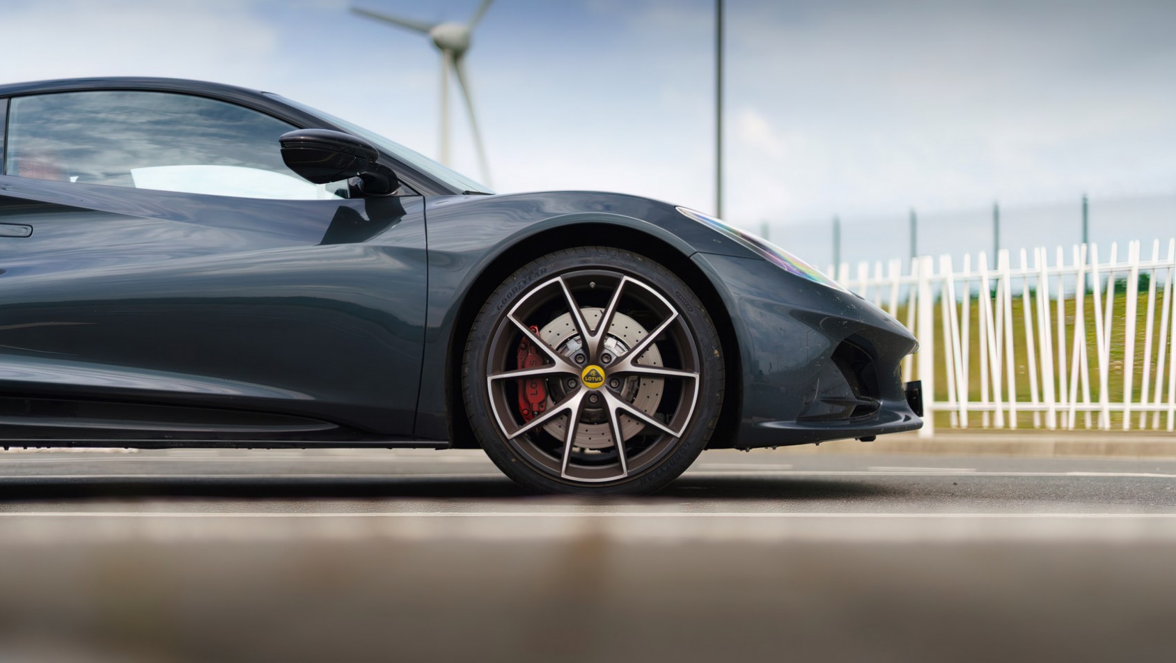 2022 Lotus Emira z boku, felga