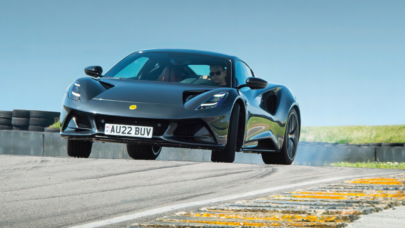 Lotus Emira 2022 na torze