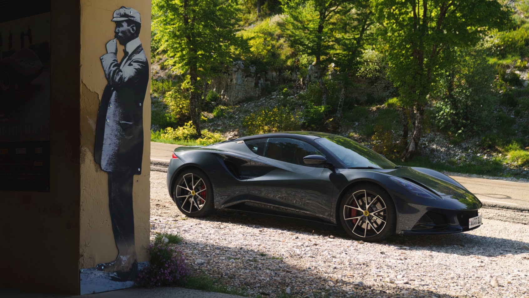 Lotus Emira 2022 sylwetka z boku