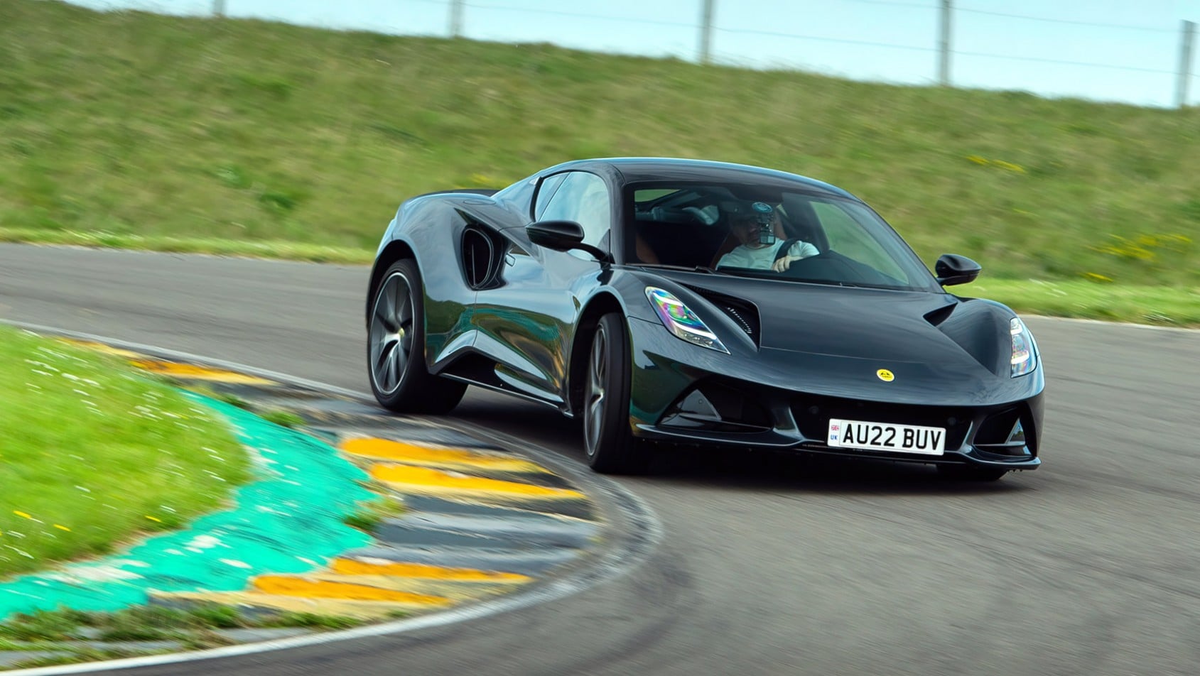 Lotus Emira 2022 na zakręcie na torze