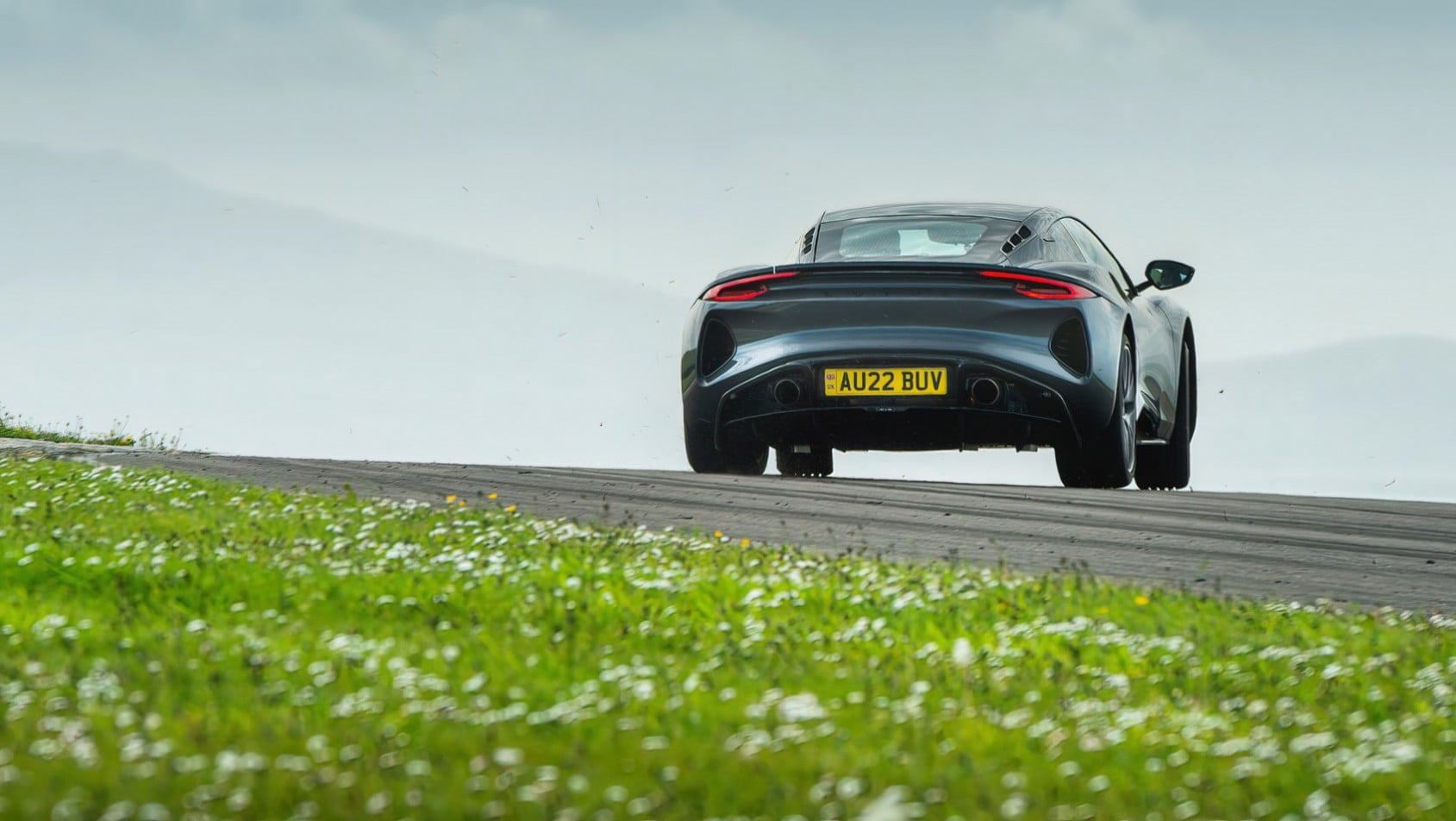 Lotus Emira 2022 z tyłu