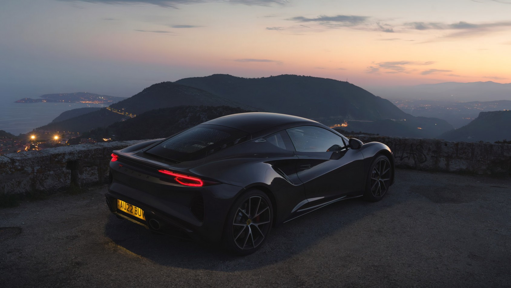 Lotus Emira 2022 na tle zachodzącego słońca