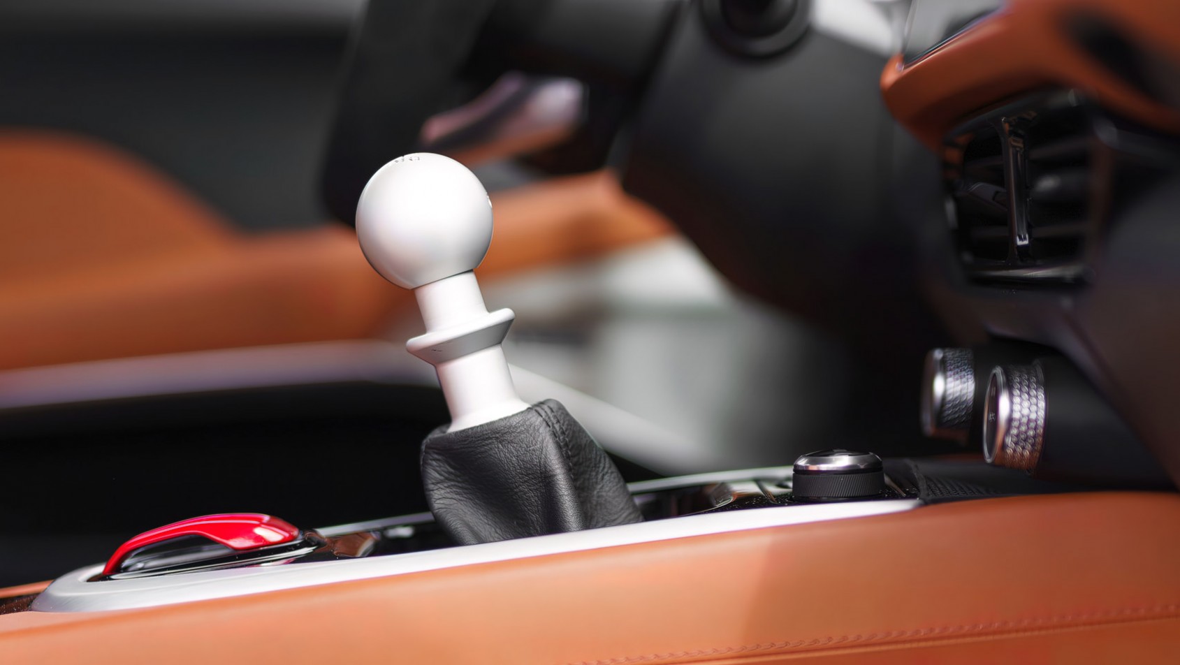 Lotus Emira 2022 dźwignia zmiany biegów