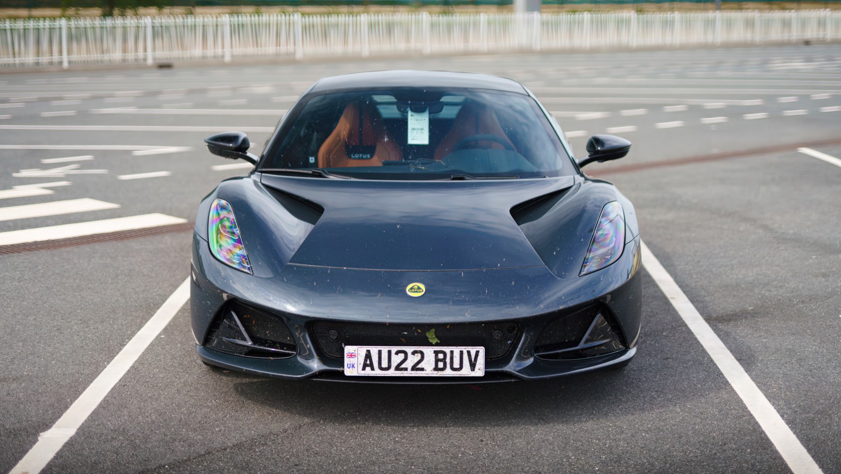 Lotus Emira 2022 sylwetka z przodu