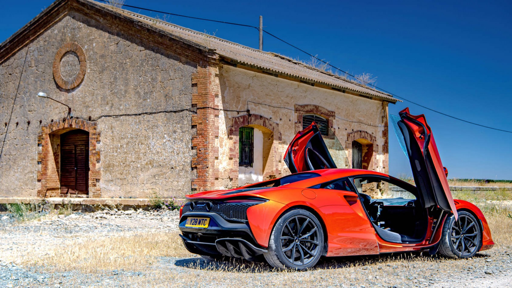 McLaren Artura podczas postoju