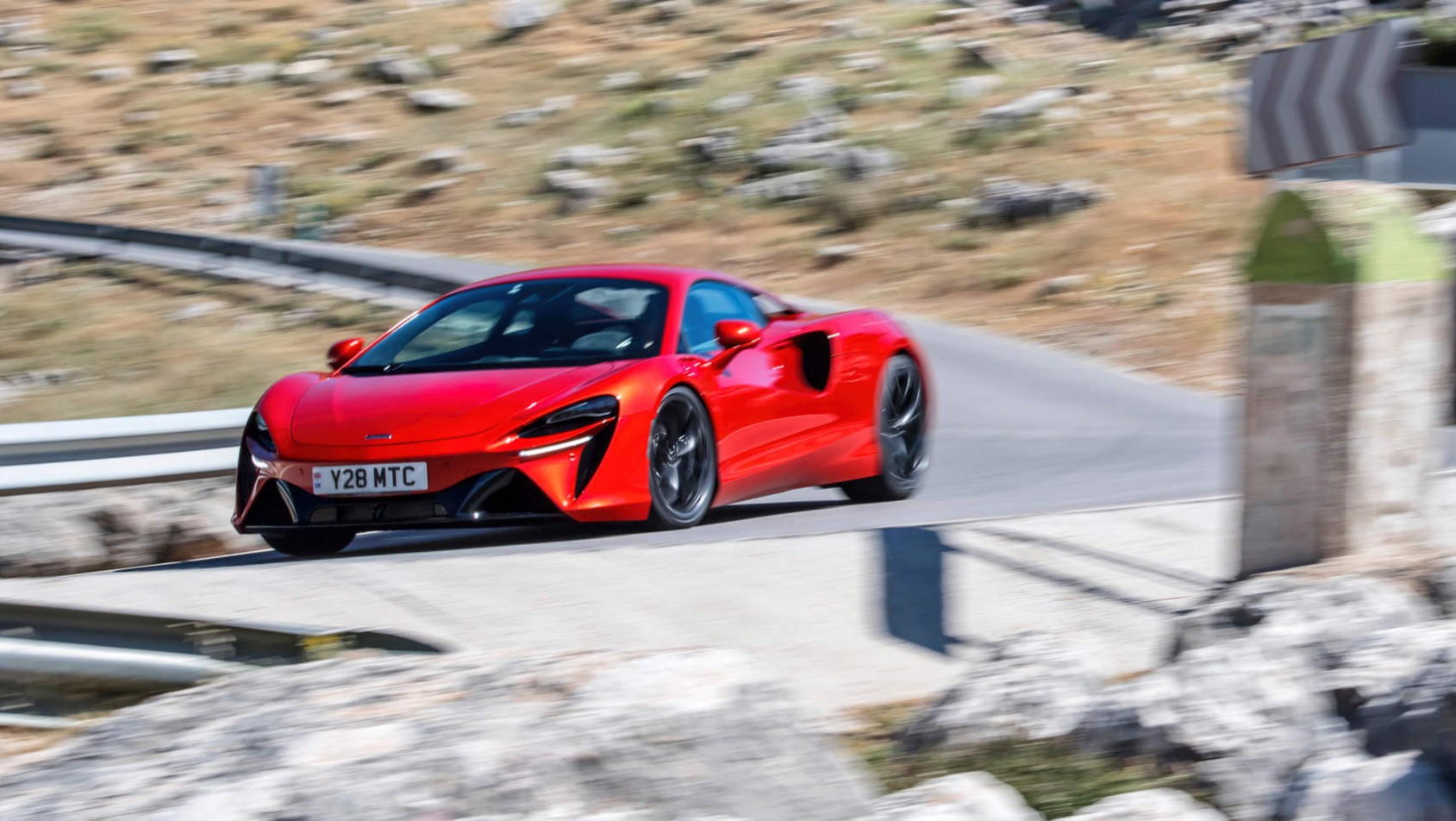 McLaren Artura na krętych drogach