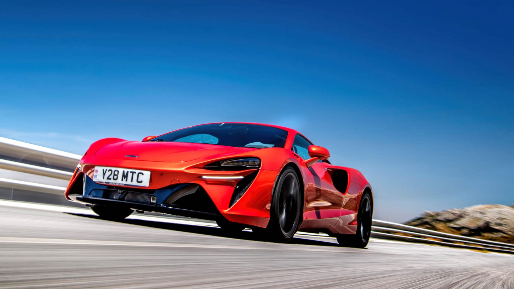 McLaren Artura - dynamiczne ujęcie na trasie