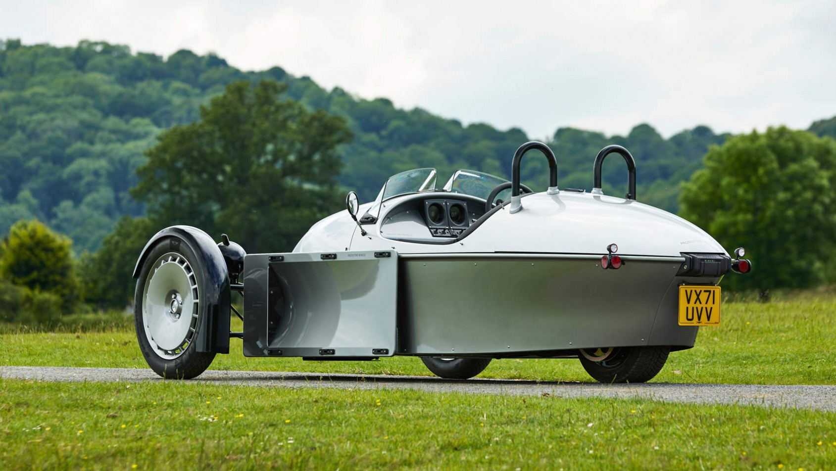 Morgan Super 3 na tle drzew