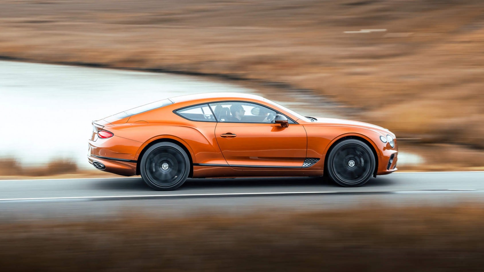 Bentley Continental GT Mulliner podczas szybkiej jazdy na ulicy