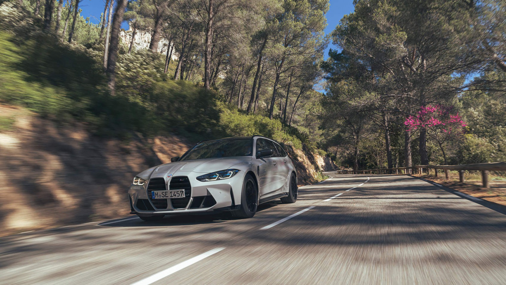 BMW M3 Touring Competition xDrive - na leśnej drodze