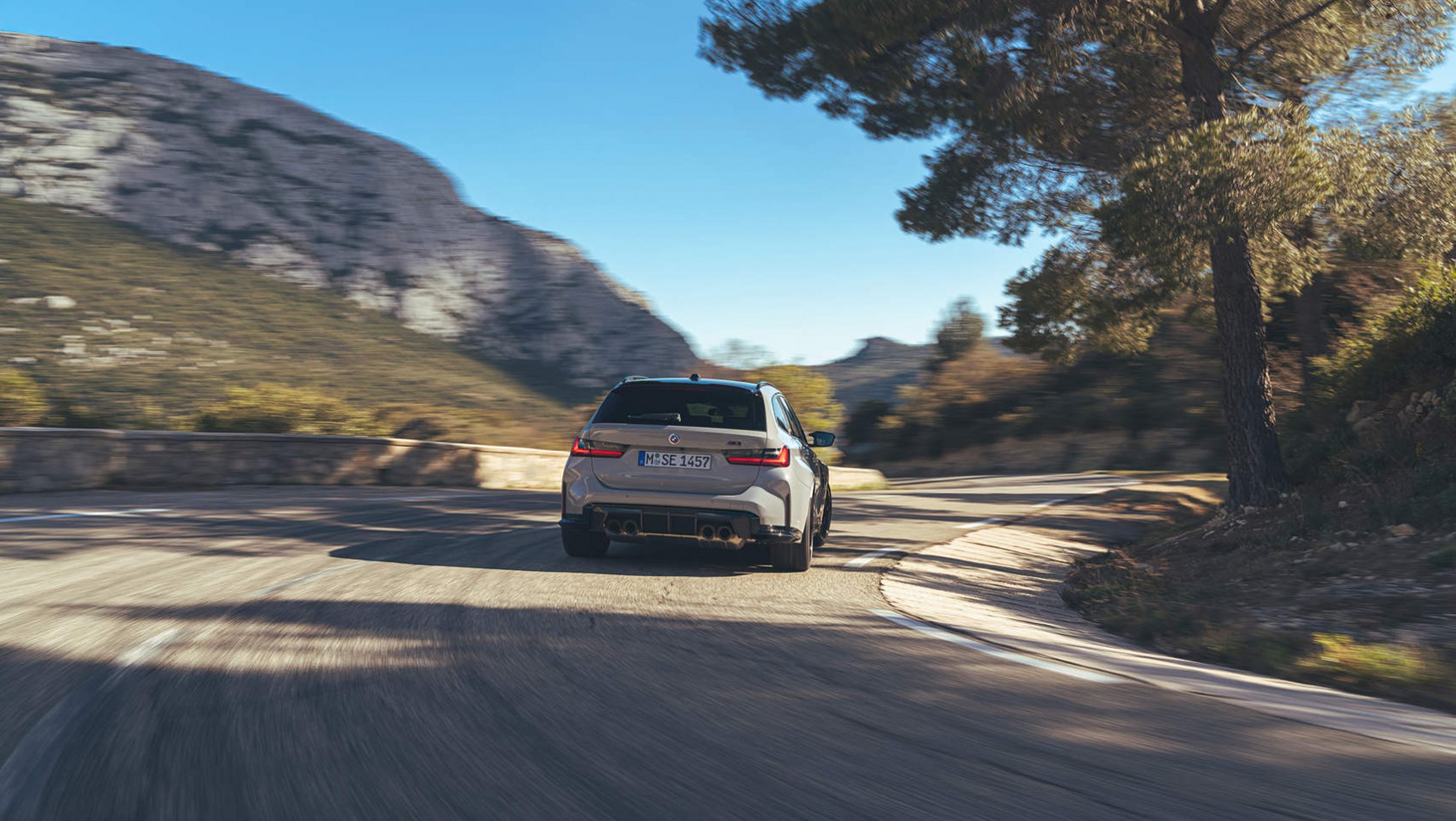 BMW M3 Touring Competition xDrive - wchodzi w zakręt