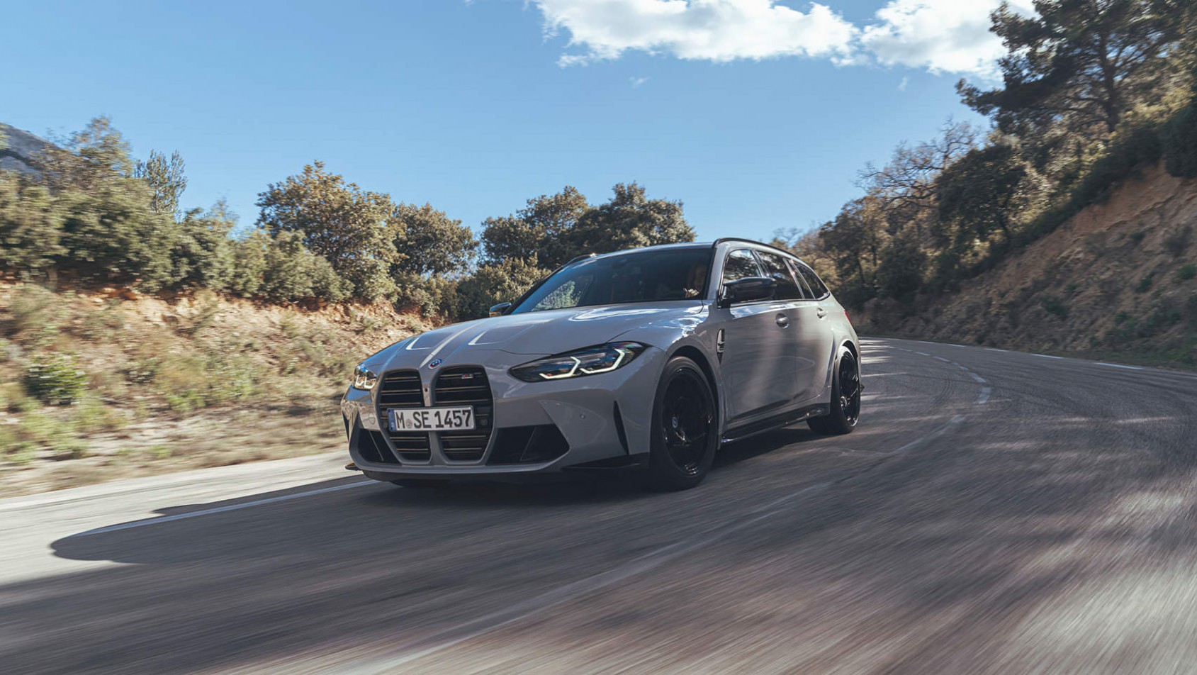 BMW M3 Touring Competition xDrive - dynamiczne ujęcie na górskiej drodze