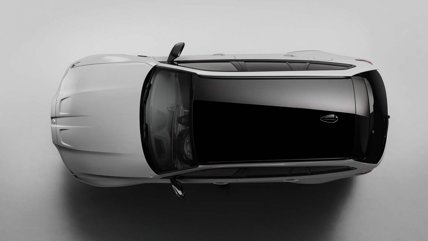 BMW M3 Touring Competition xDrive - studyjne ujęcie - widziany z góry