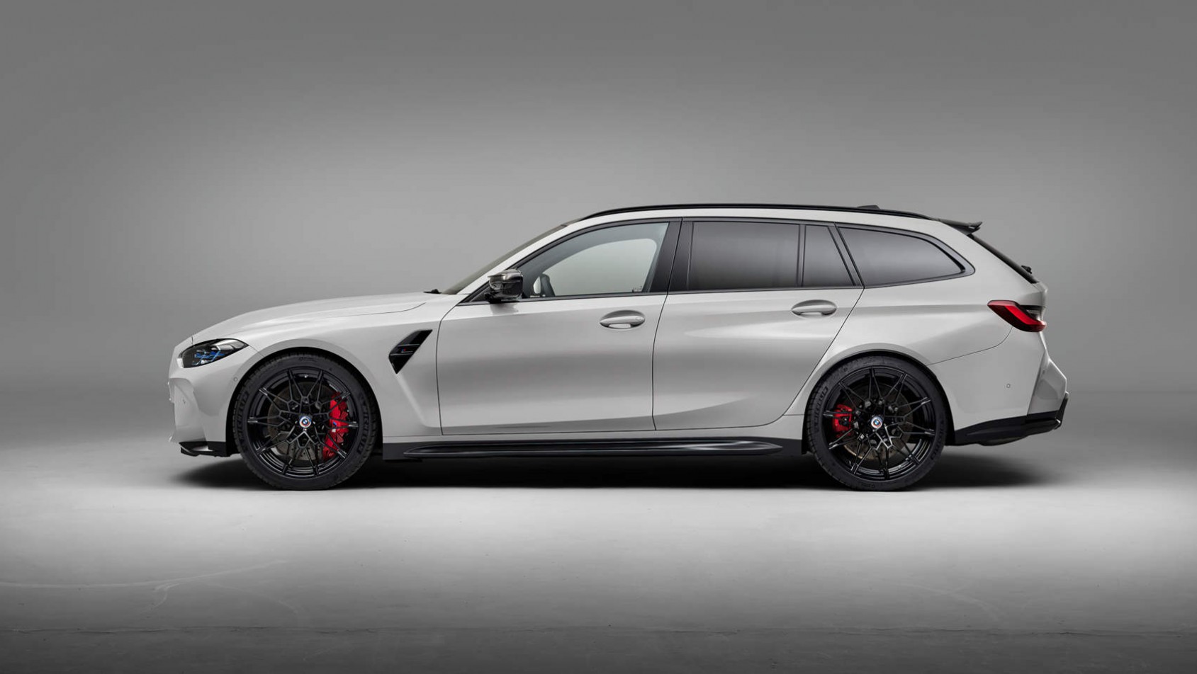 BMW M3 Touring Competition xDrive - studyjne ujęcie - linia auta