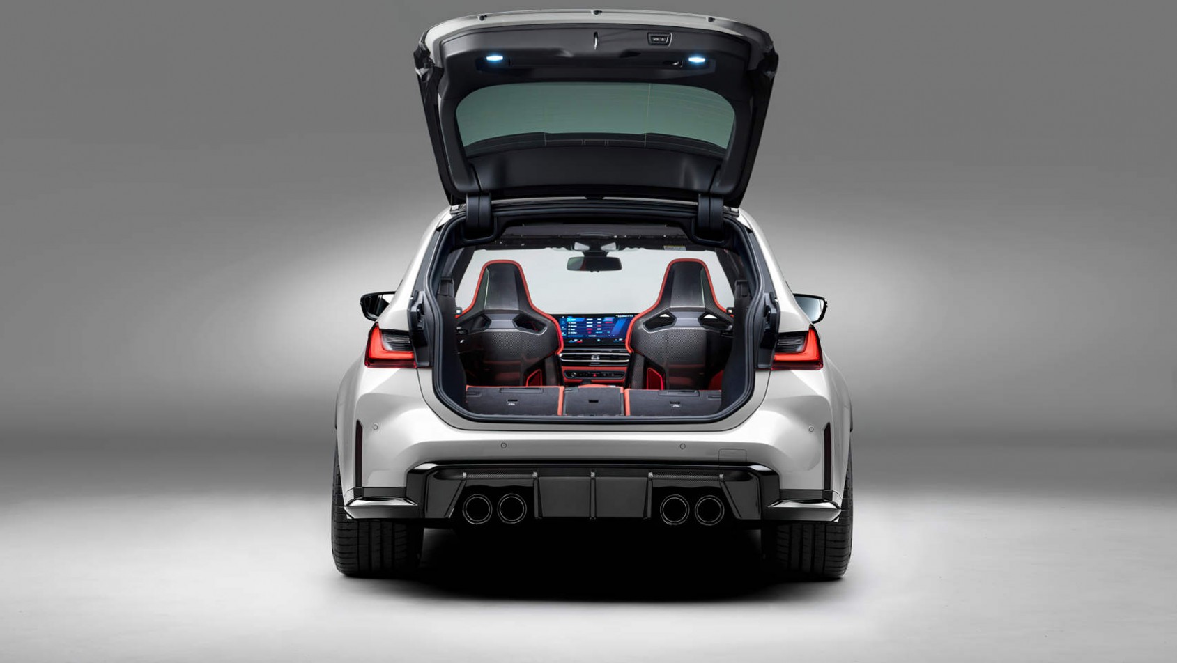 BMW M3 Touring Competition xDrive - studyjne ujęcie - otwarty bagażnik