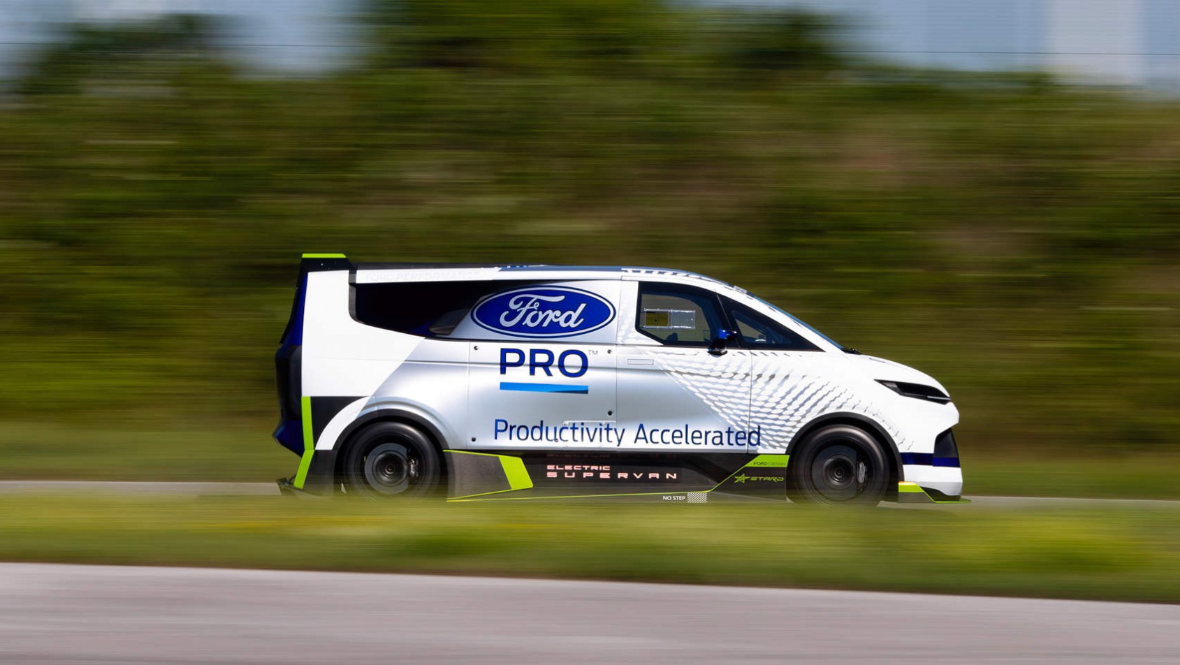 Ford Pro Electric SuperVan na torze