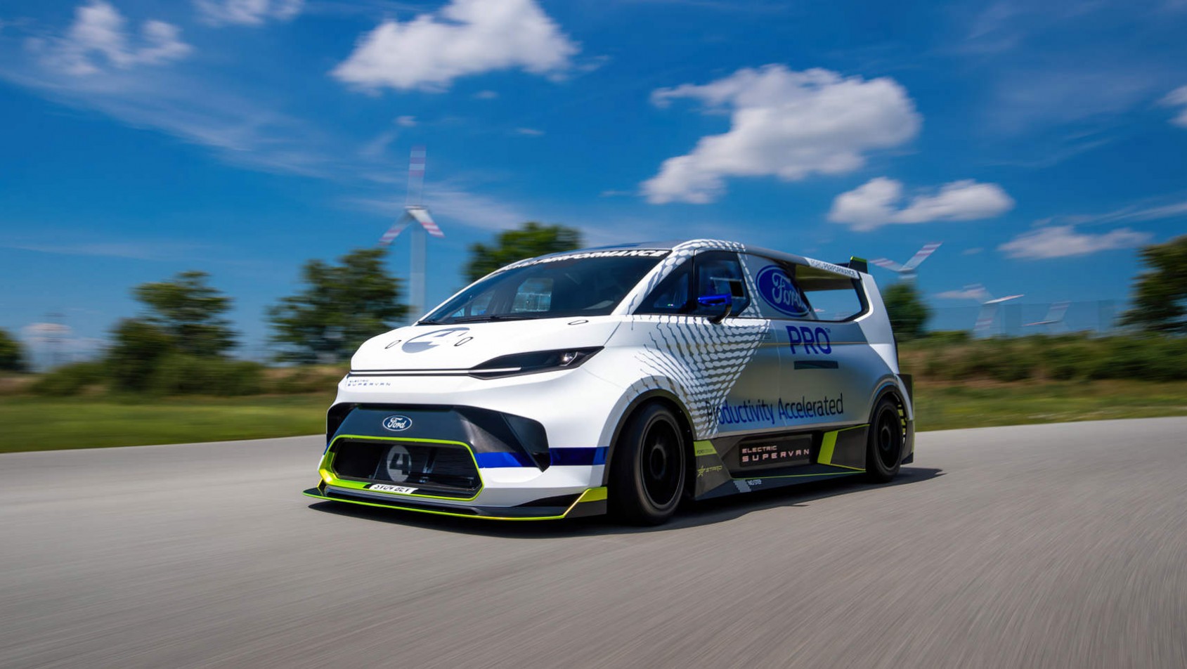 Ford Pro Electric SuperVan podczas jazdy