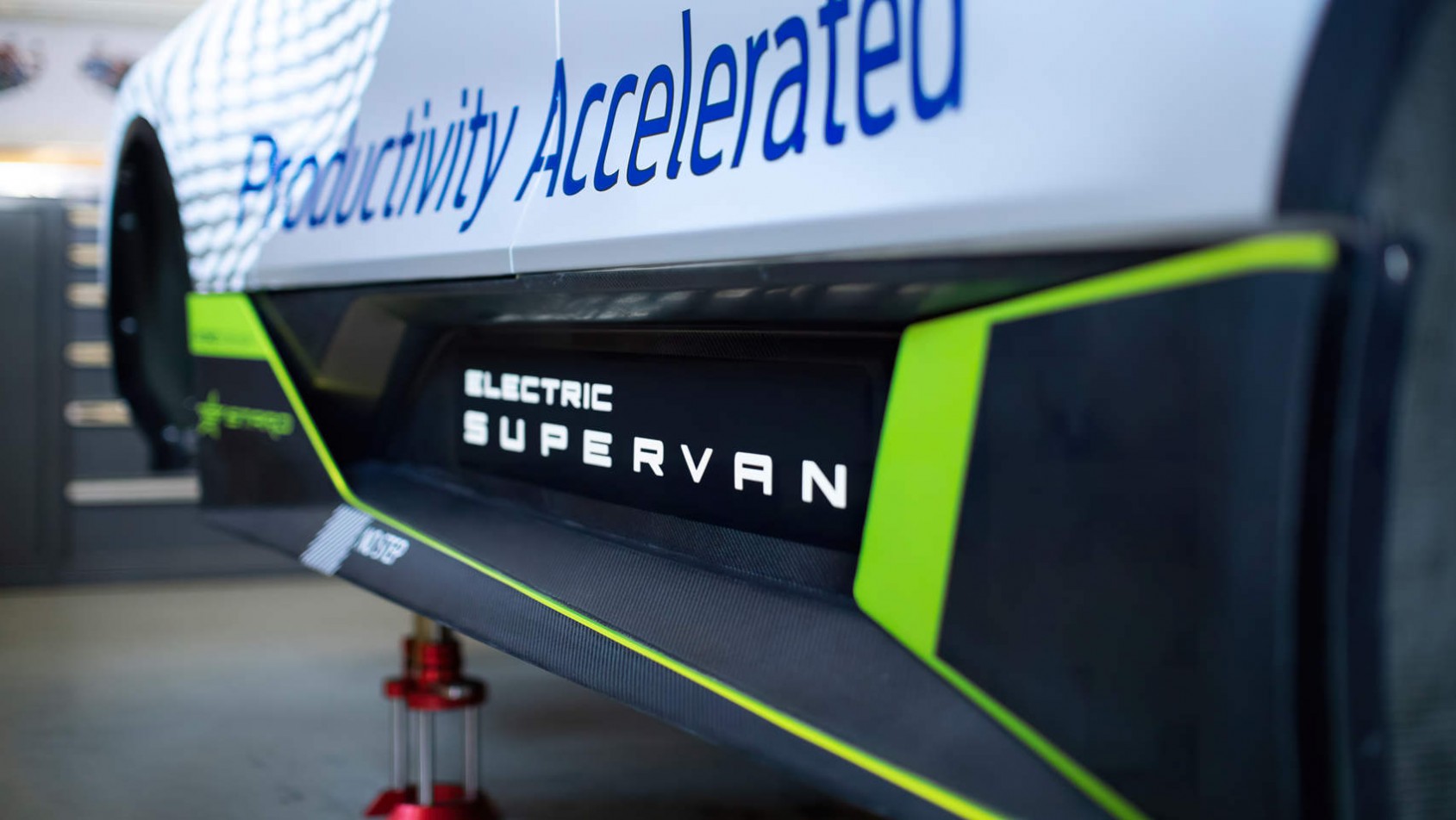 Ford Pro Electric SuperVan - efektowne oklejenie