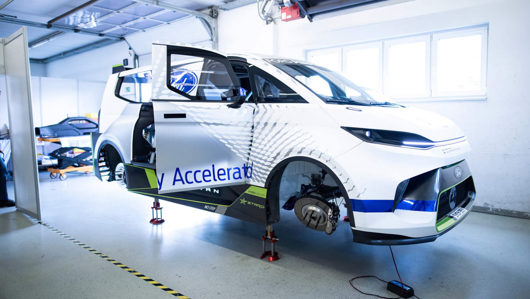 Ford Pro Electric SuperVan - w garażu