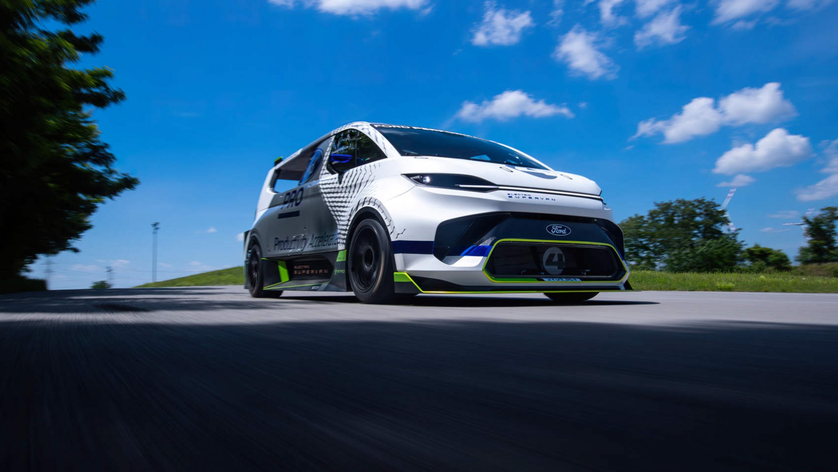 Ford Pro Electric SuperVan - na ulicy