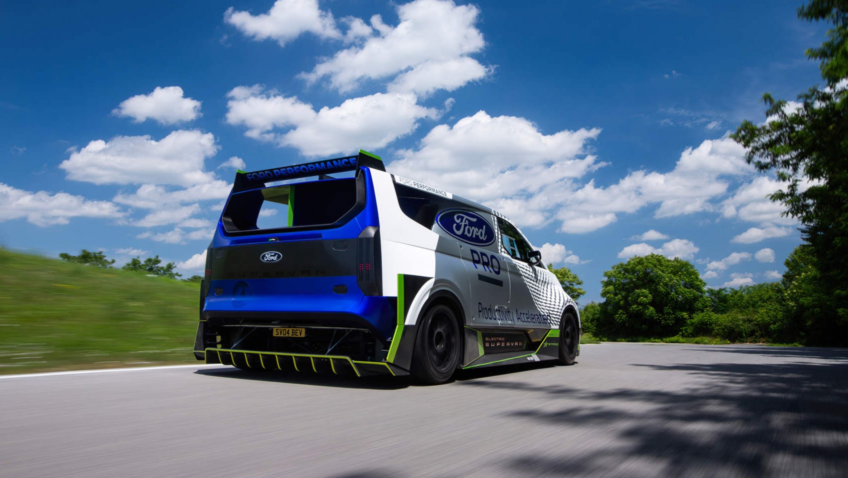 Ford Pro Electric SuperVan - na tle zieleni