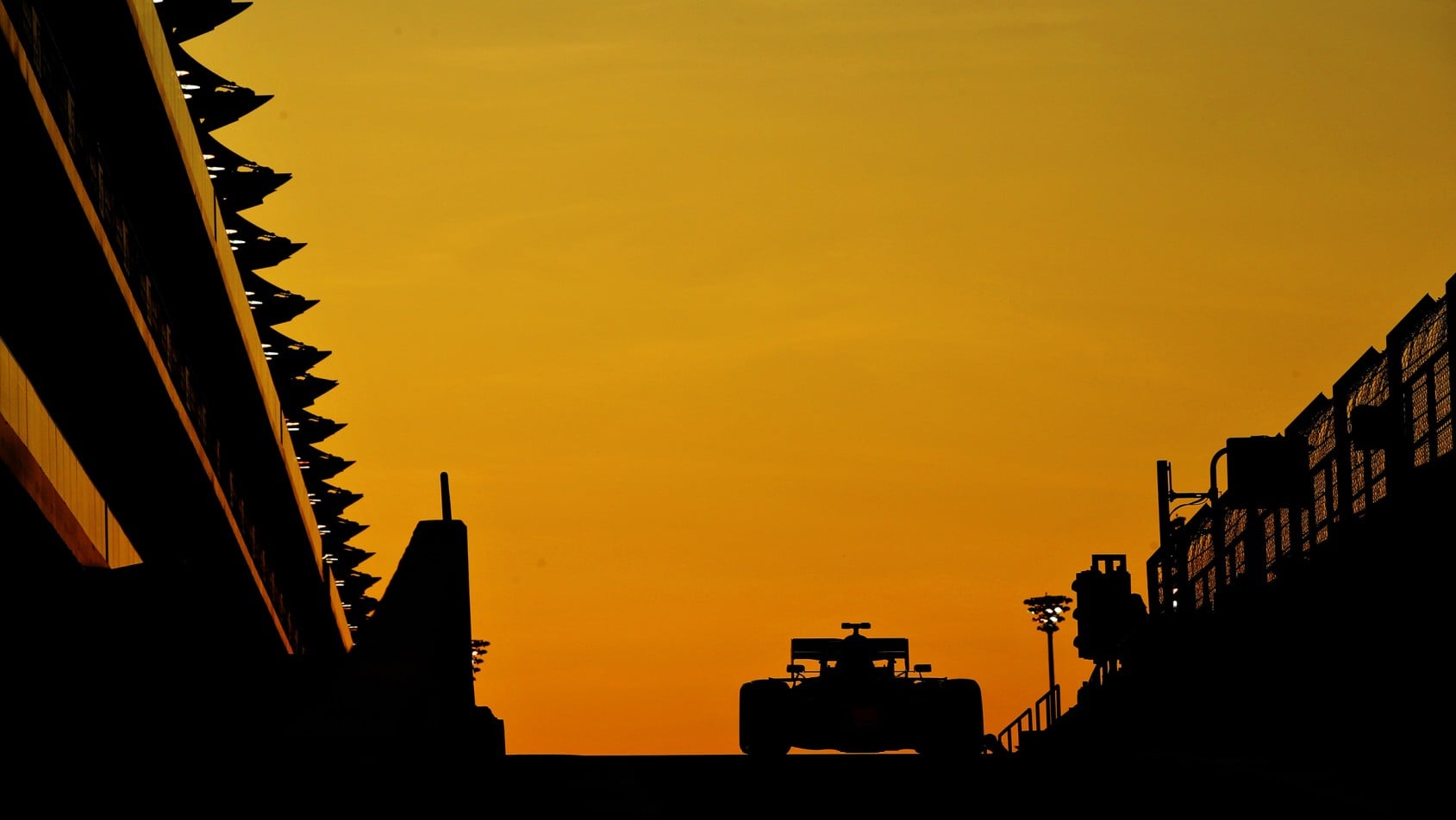 Bolid F1 na tle zachodzącego słońca