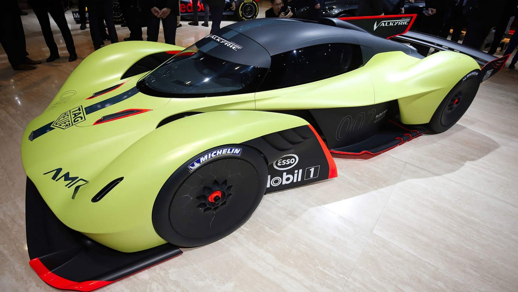 Aston Martin Valkyrie - front auta