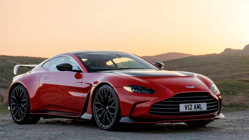 Aston Martin V12 Vantage - małe coupe z dużym silnikiem nie zawsze się sprawdza Aston Martin V12 Vantage sylwetka