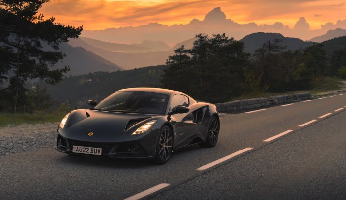 Lotus Emira 2022 o zachodzie słońca