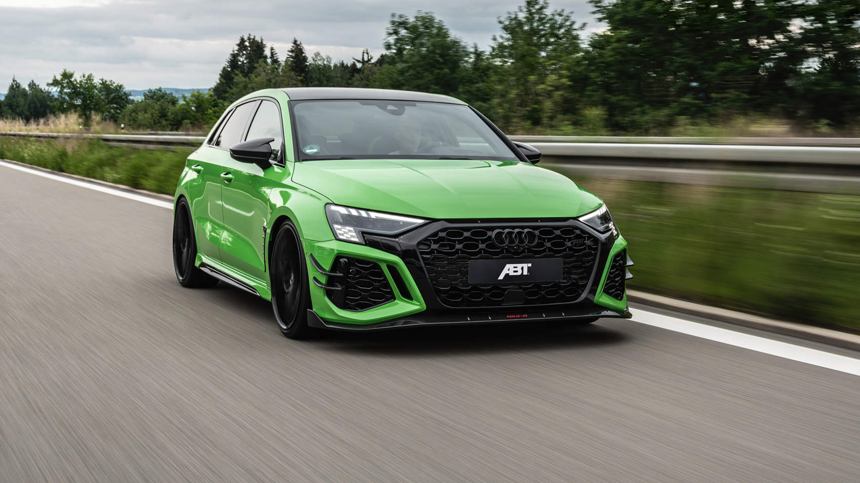 Audi ABT RS3-R podczas jazdy na ulicy