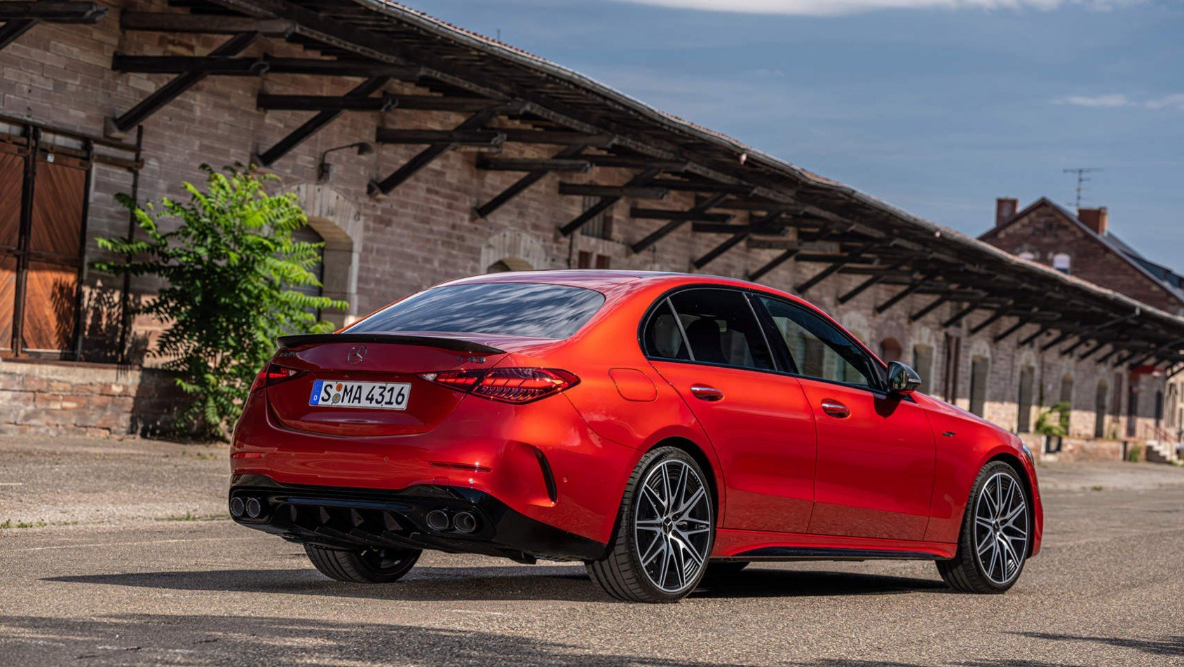 2022 Mercedes-AMG C43 - zbliżenie na tył auta