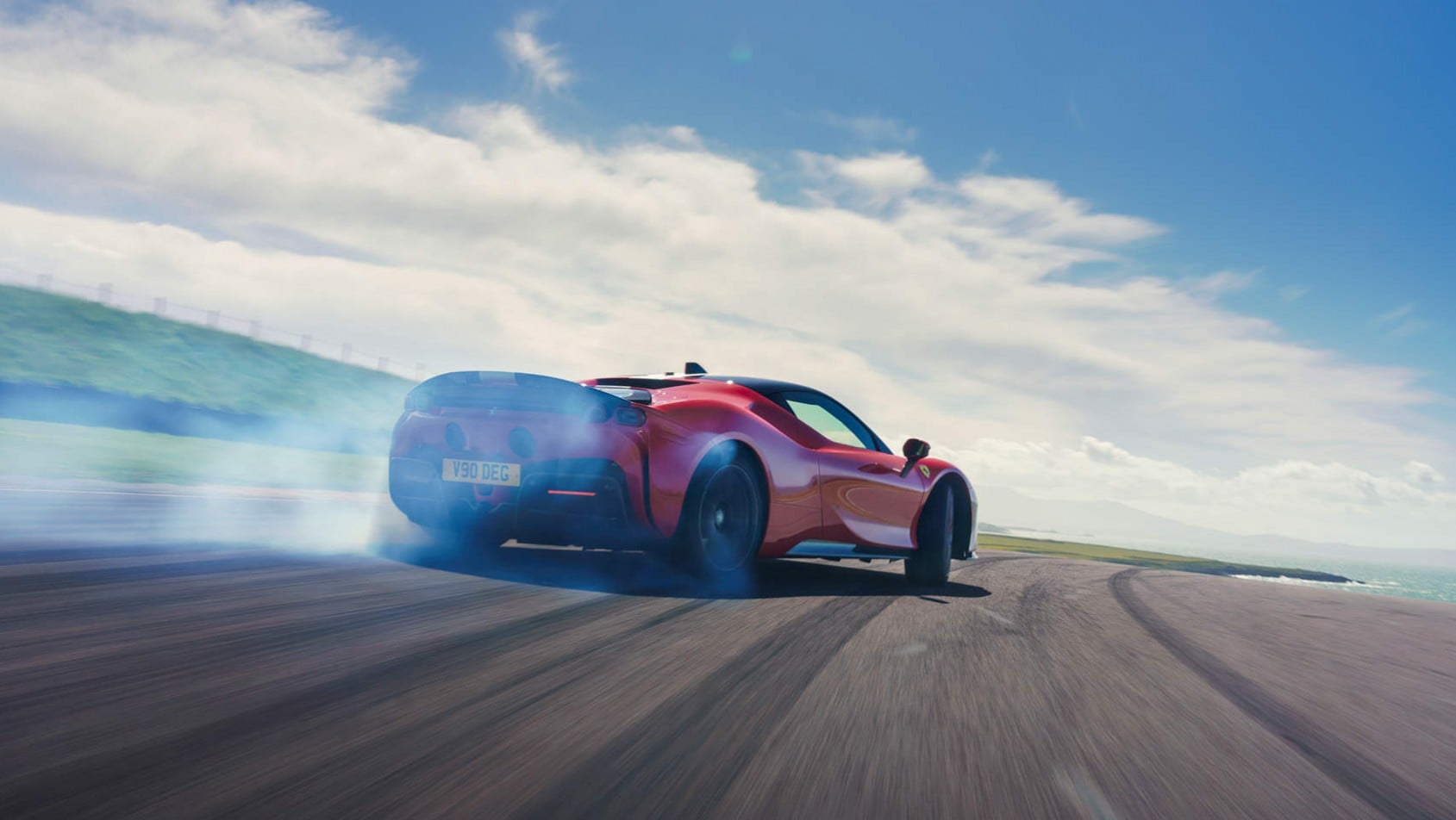 Ferrari SF90 Assetto Fiorano w kontrolowanym poślizgu