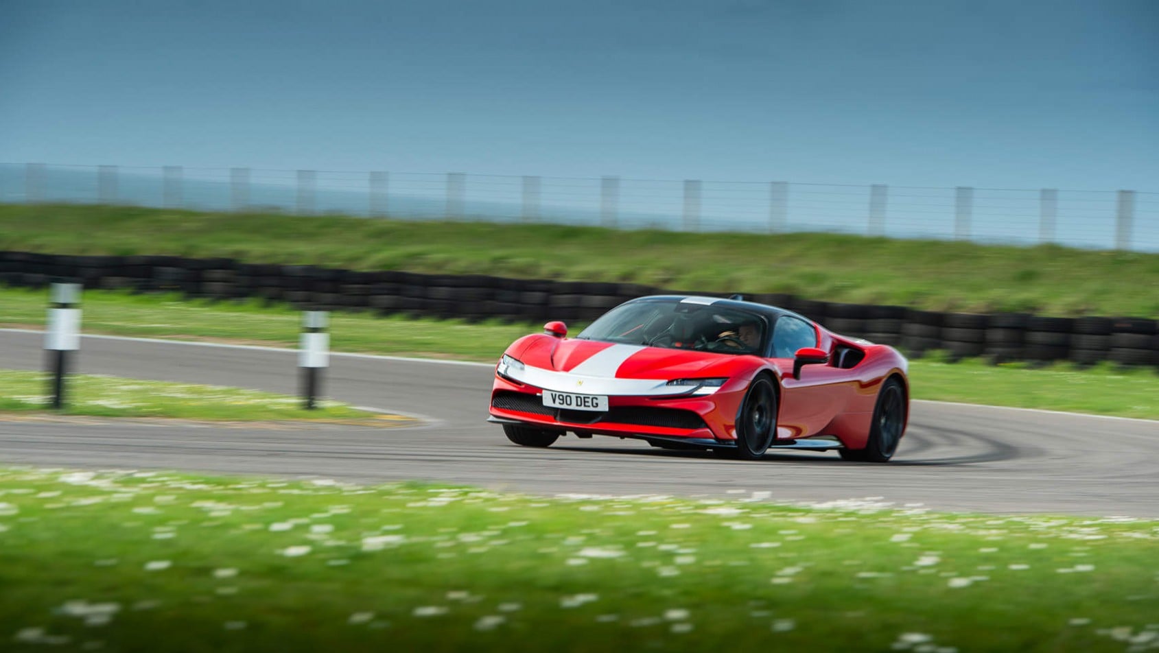 Ferrari SF90 Assetto Fiorano - jazda na limicie