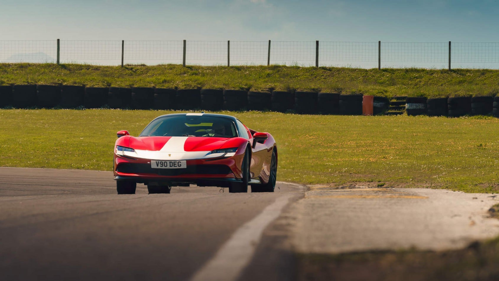 Ferrari SF90 Assetto Fiorano - to zupełnie nowe doznania