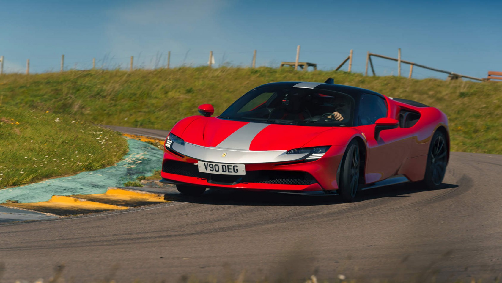 Ferrari SF90 Assetto Fiorano - wgryza się w asfalt