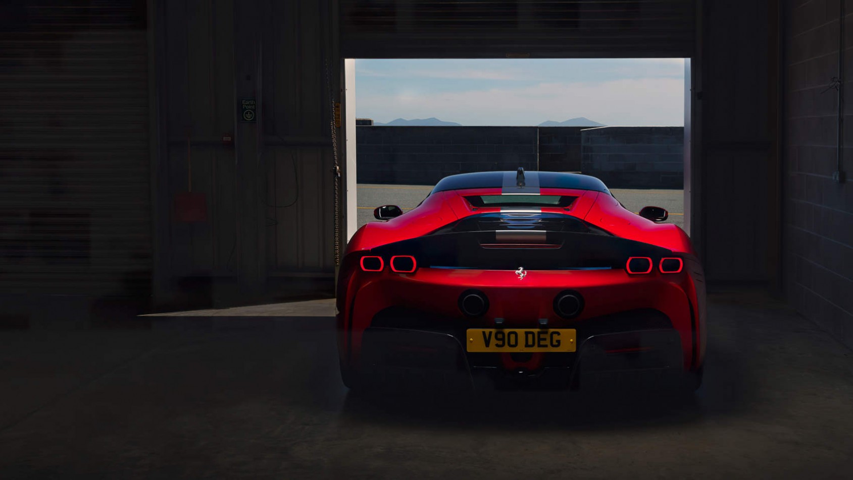 Ferrari SF90 Assetto Fiorano wyjeżdża na tor