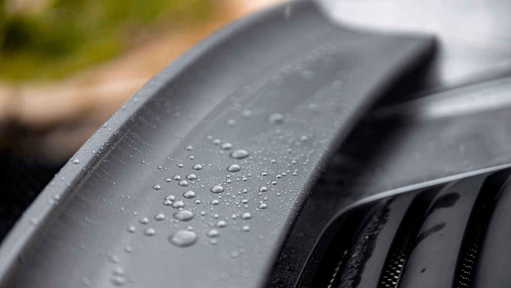 Hydrofobowość powłoki Gtechniq na spojlerze