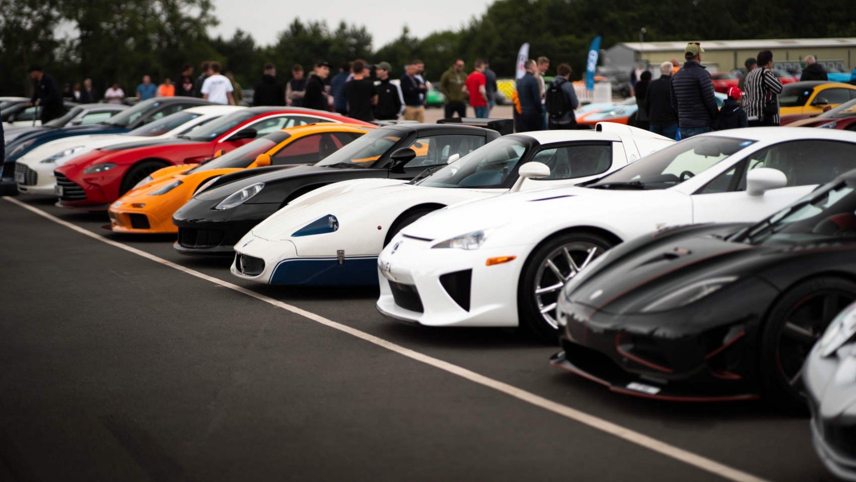 Spotkanie Suceprcarów na torze Donington Park