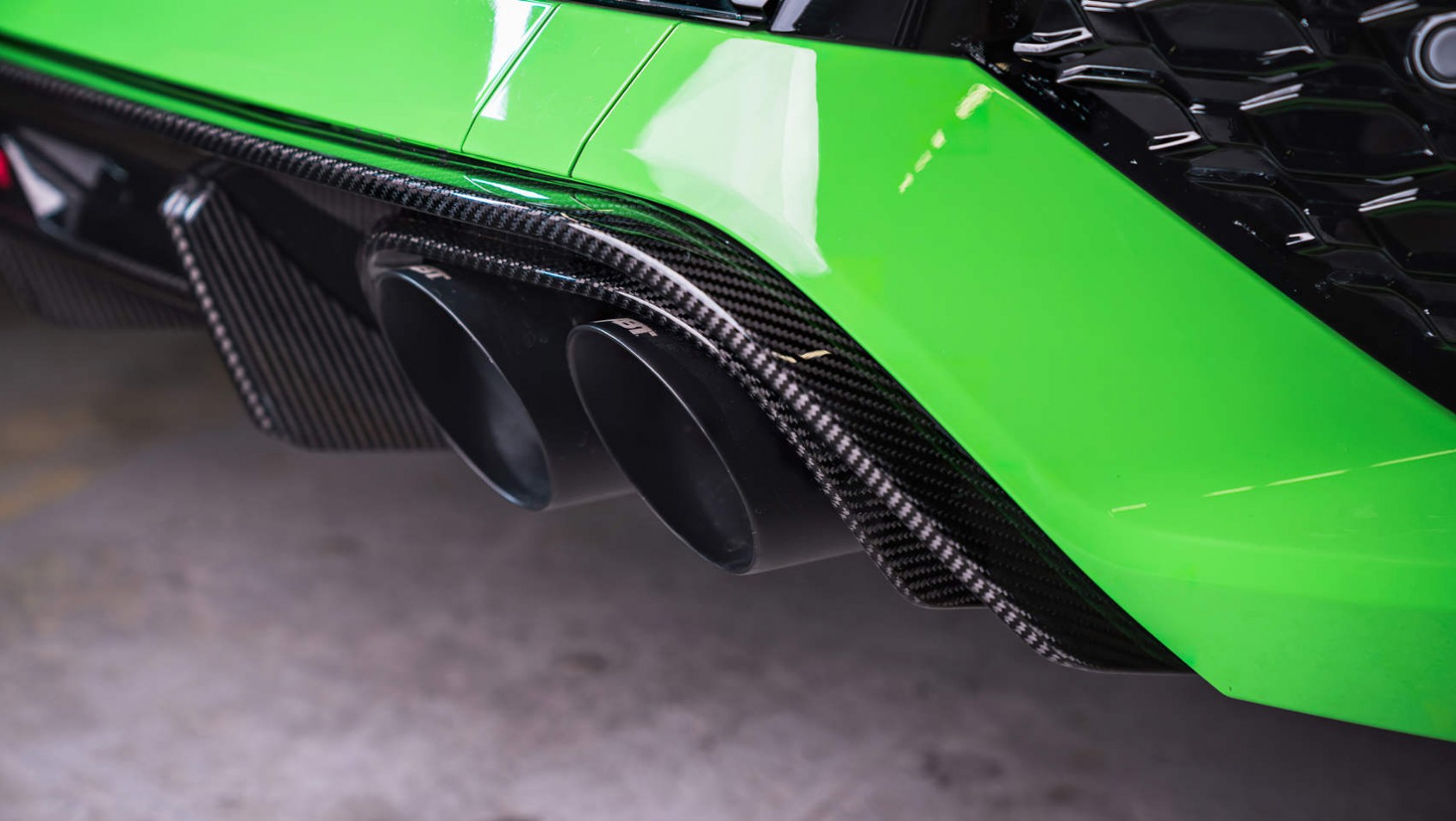 Audi ABT RS3-R - okrągłe końcówki wydechu